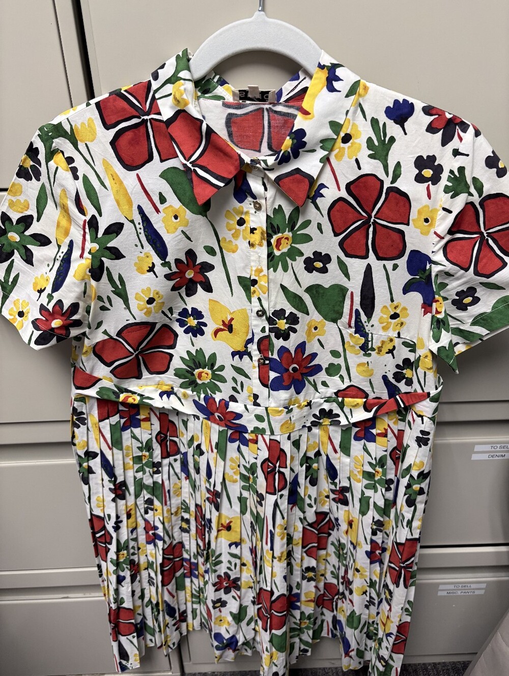 SUNO White Floral Pleated Short-Sleeve Dress with Red, Yellow & Green Print